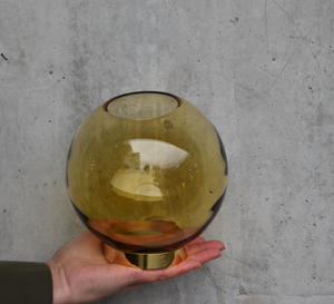 Globe vase fra AYTM 17 cm