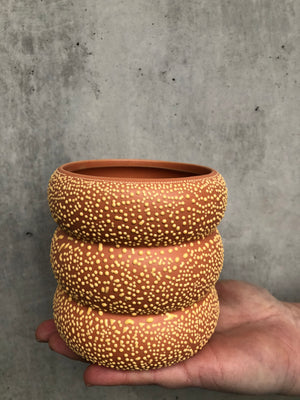 Vase, orange med gule prikker
